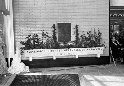837420 Afbeelding van het gedenkteken met de namen van oorlogsslachtoffers onder het Rotterdamse spoorwegpersoneel en ...
